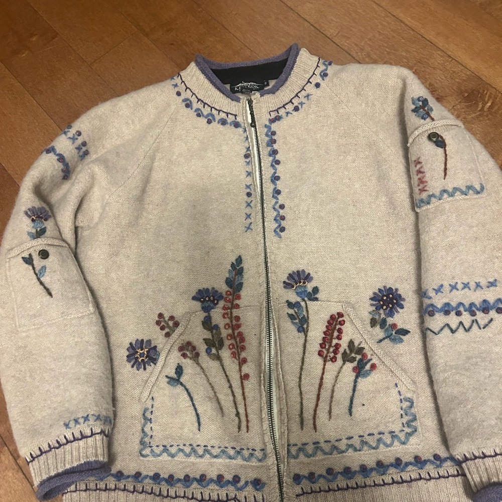 Icelandic designs Embroidered Floral Zip-Up Sweater jacket size small